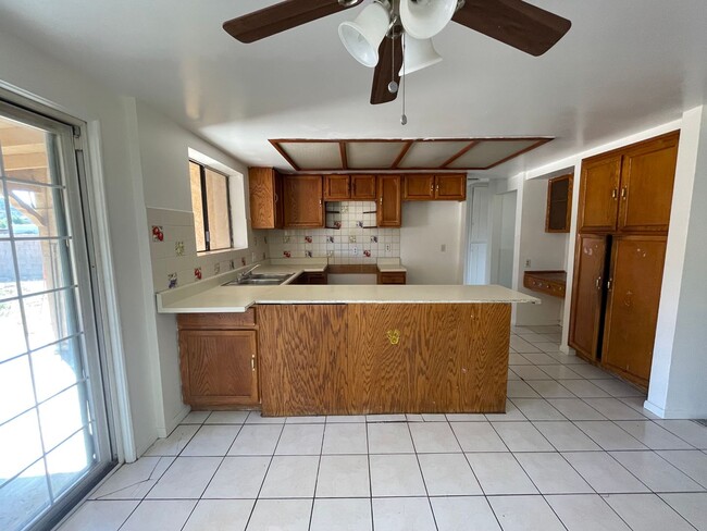 Building Photo - Four Bedroom Two Bathroom Home in Hemet!