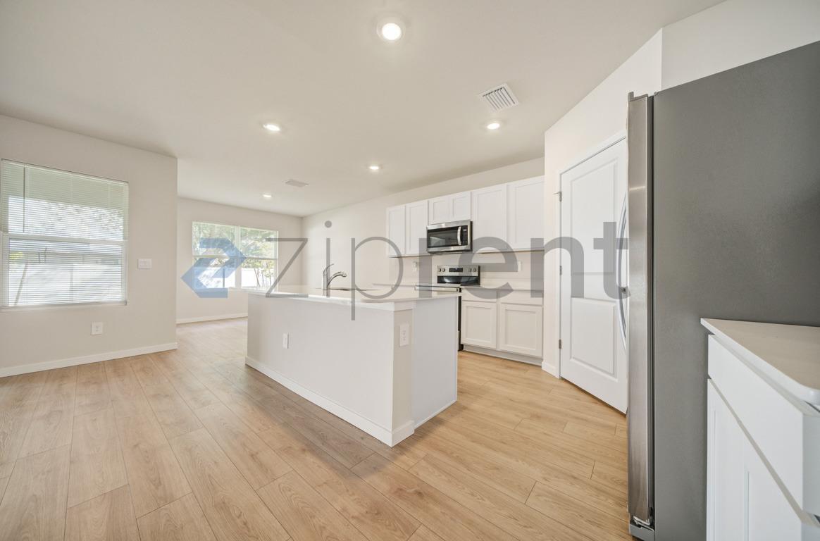 Building Photo - 707 NW 2nd Ln