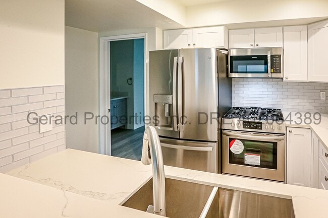 Building Photo - 3 bedroom Townhome with downstairs primary...