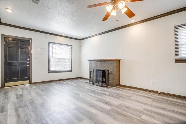 Building Photo - Well Maintained 3 Bed, 2 Bath in Establish...