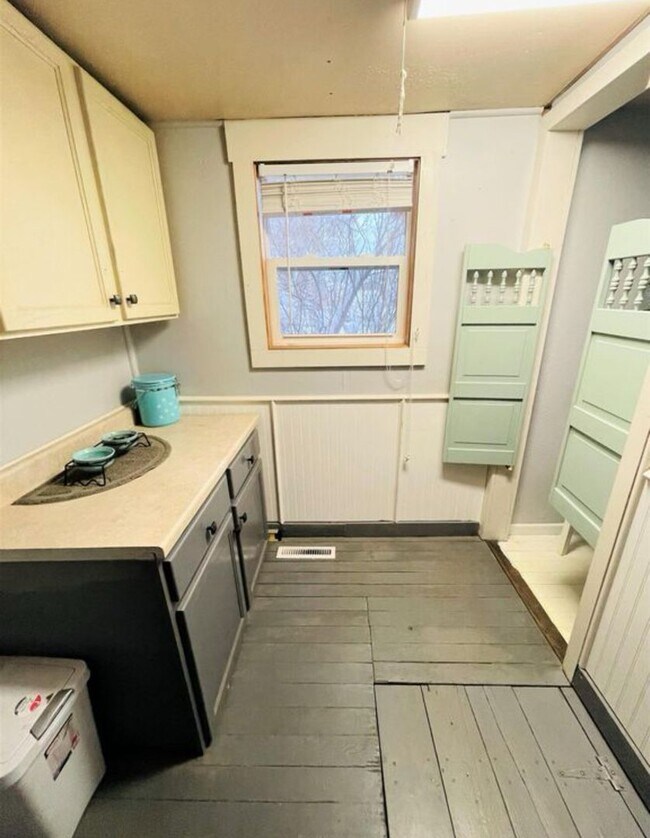 Building Photo - Available October 4, 2025! Remodeled Histo...