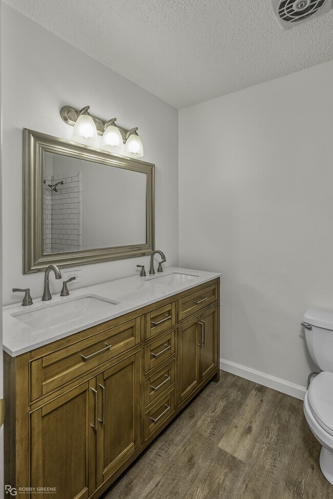 Building Photo - 2425 Belmont Blvd