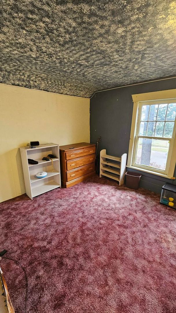 Building Photo - Large Corner Lot House