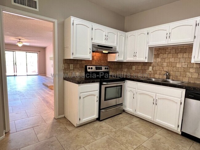 Building Photo - 2 Bdrm/2Bth Townhome