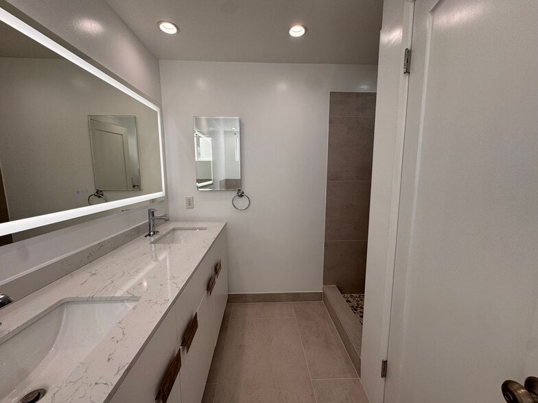 Building Photo - 8550 Holloway Dr