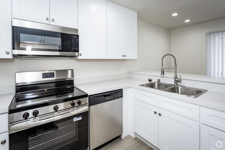 1BR, 1BA - 500SF - Kitchen - Highland Meadows Apartments