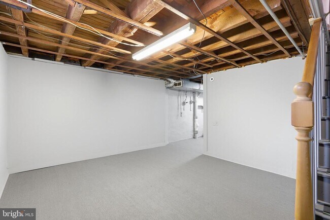 Building Photo - 271 W Wyncliffe Ave