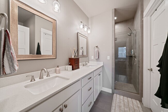 Building Photo - Modern 4-bedroom 3-bathroom Home