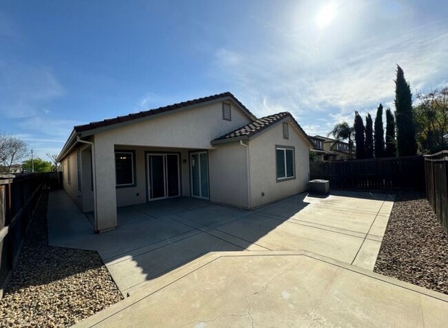 Building Photo - Beautiful 3 bed 2 bath located in Elk Grove!