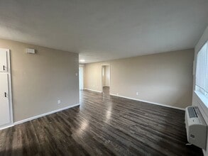 Building Photo - Updated Duplex!