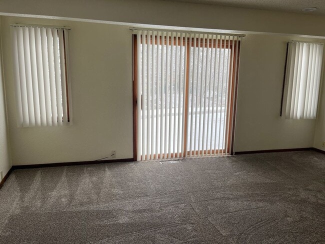 Building Photo - 2 bedroom, 1.5 bath bath two story duplex near parks and trails, lawn and snow included