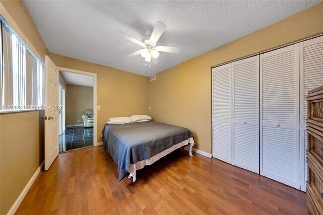 Building Photo - 6075 N Sabal Palm Blvd