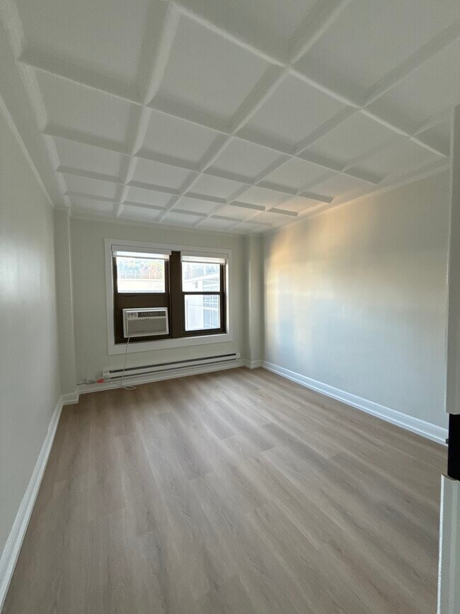 Building Photo - 1211 N La Salle Dr