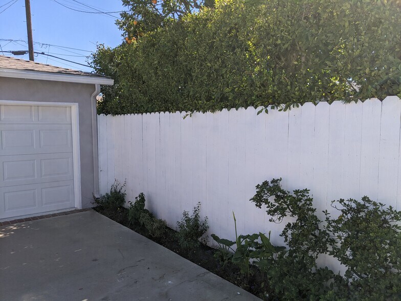 Building Photo - 5636 Cedros Ave