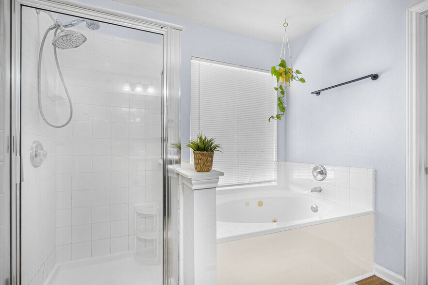 Building Photo - 905 Melted Candle Cove