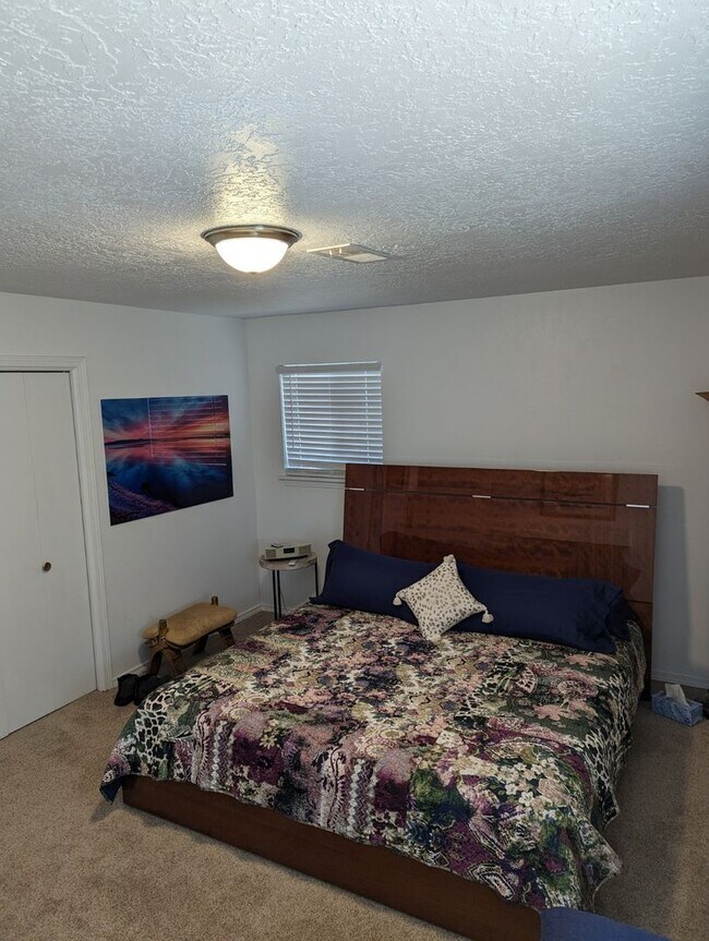 Building Photo - 3 Bedroom 2 Bath with 2 car garage