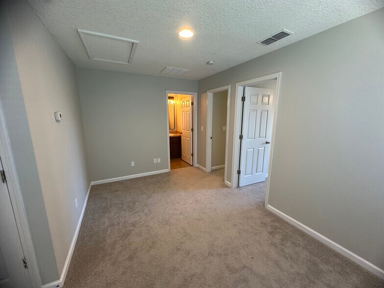 Building Photo - 1500 Calming Water Dr