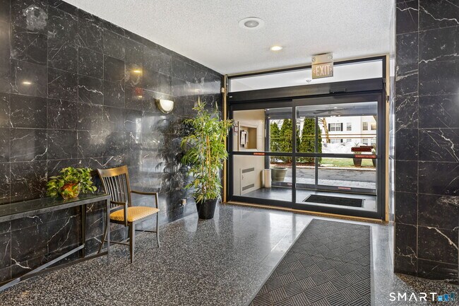 Building Photo - 65 Glenbrook Rd