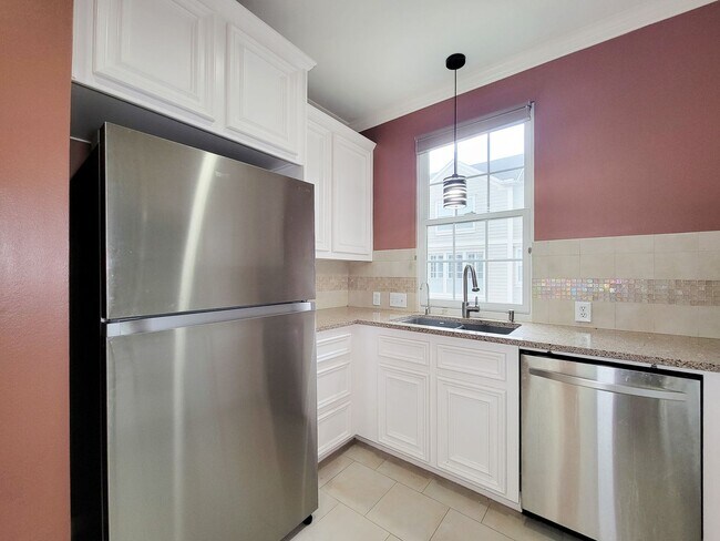 Building Photo - Great opportunity to lease a wonderful town home in the Montrose /Midtown location and within eas...