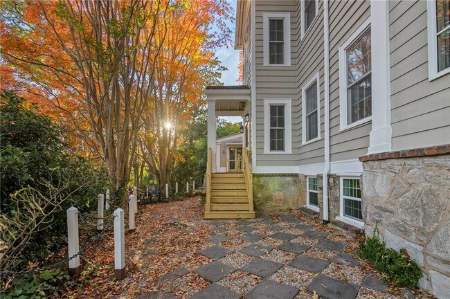 Building Photo - 4 Ansley Dr NE