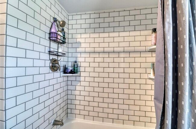 Building Photo - 5 bed 2 bath house close to Concordia and MSUM