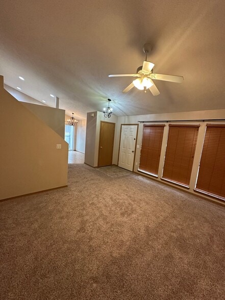 Building Photo - 1517 E Calkins Dr