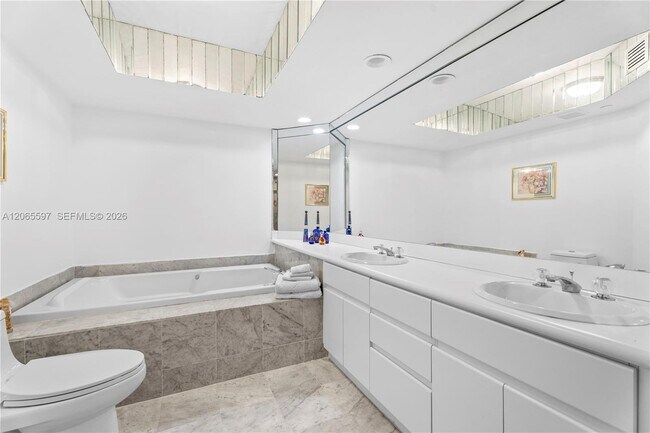 Building Photo - 16485 Collins Ave