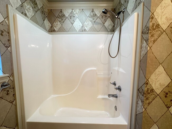 Building Photo - BEAUTIFUL HOME IN AZALEA GARDENS