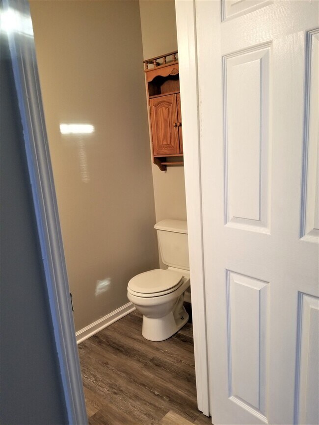 Building Photo - 8 - Hamilton Place