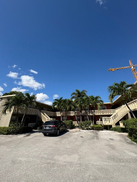 Building Photo - 305 E Ocean Ave