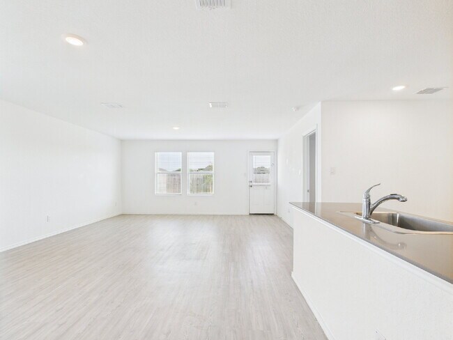 Building Photo - "Open-Concept Living in Fredericksburg"