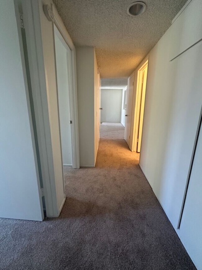 Building Photo - 3 BEDROOM PEPPERTREE CONDO IN VENTURA