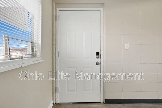 Building Photo - 3605 Cushing Dr