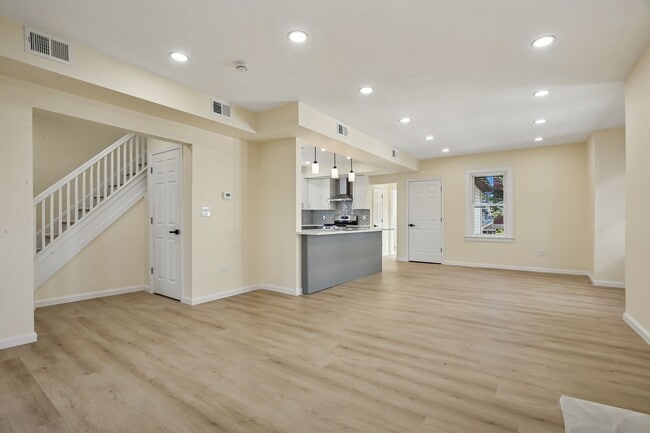 Building Photo - 4 Lincoln Pl