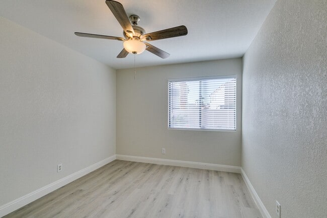 Building Photo - Lovely 1 story home near Warm Springs and Green Valley Pkwy with LARGE backyard!