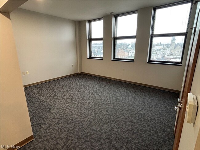 Building Photo - 59 Lincoln Way E