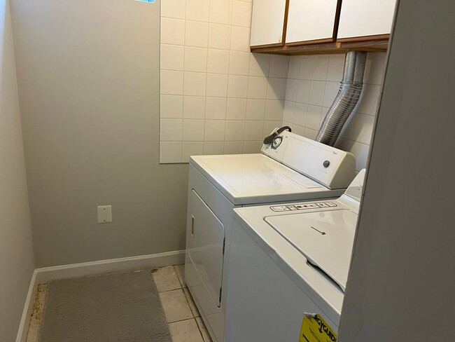 Building Photo - Renovated End-Unit Townhome