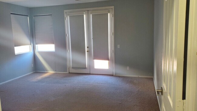 Building Photo - 4 bedroom