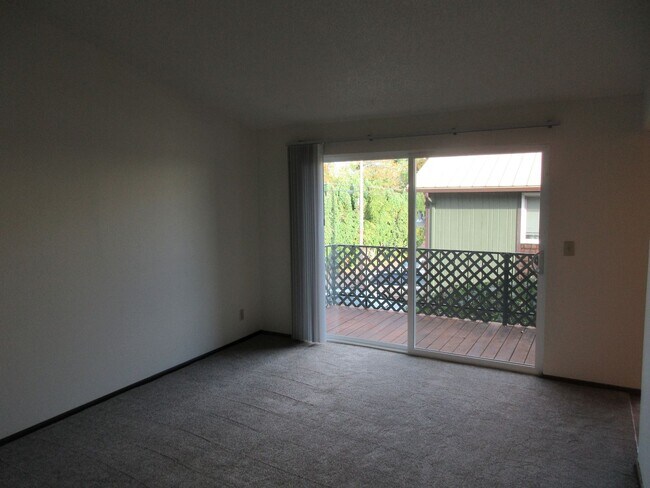 Building Photo - Two Bedroom Apartment w/ Washer and Dryer