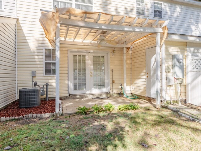 Building Photo - Super Townhouse with 2 MASTER BEDROOMS!