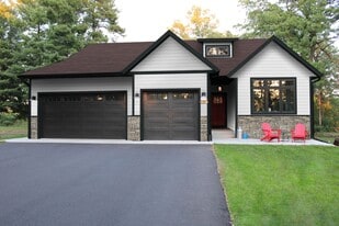Building Photo - 3285 Canyon Dr