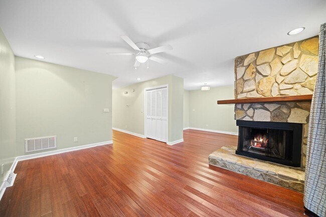 Building Photo - 3 Bedroom, 2.5 Bath Condo on the Pebble Creek Golf Course
