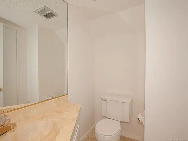 Building Photo - Condo for lease