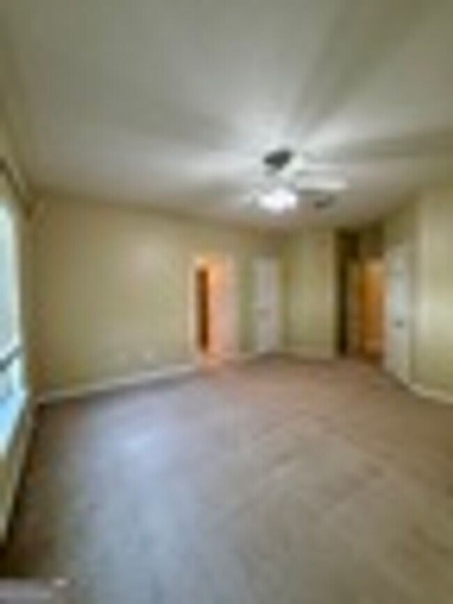 Building Photo - 200 Royal Palms Ave
