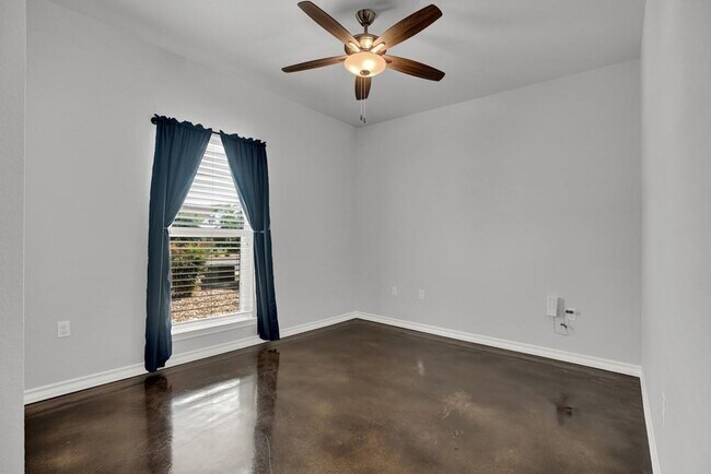 Building Photo - 1365 Hanz Dr