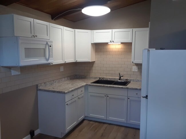Building Photo - 3033 Mohican Ave
