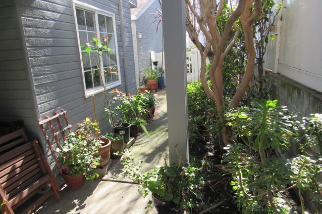 Building Photo - Beautiful 3 Bed/2.5 Bath Townhome