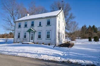 Building Photo - Beautiful 4 Bedroom Farm House