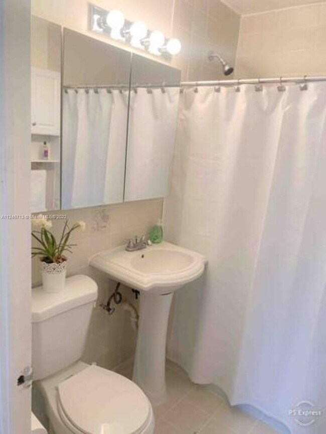 Building Photo - 2724 SW 34th Ct