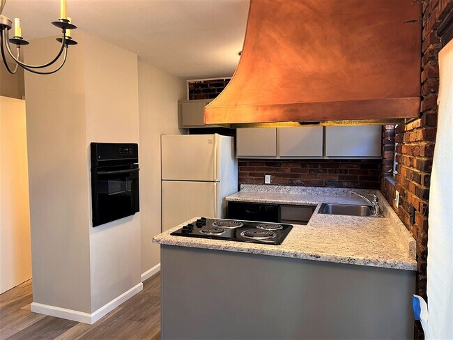 Building Photo - Updated 2 bedroom Townhome - University City